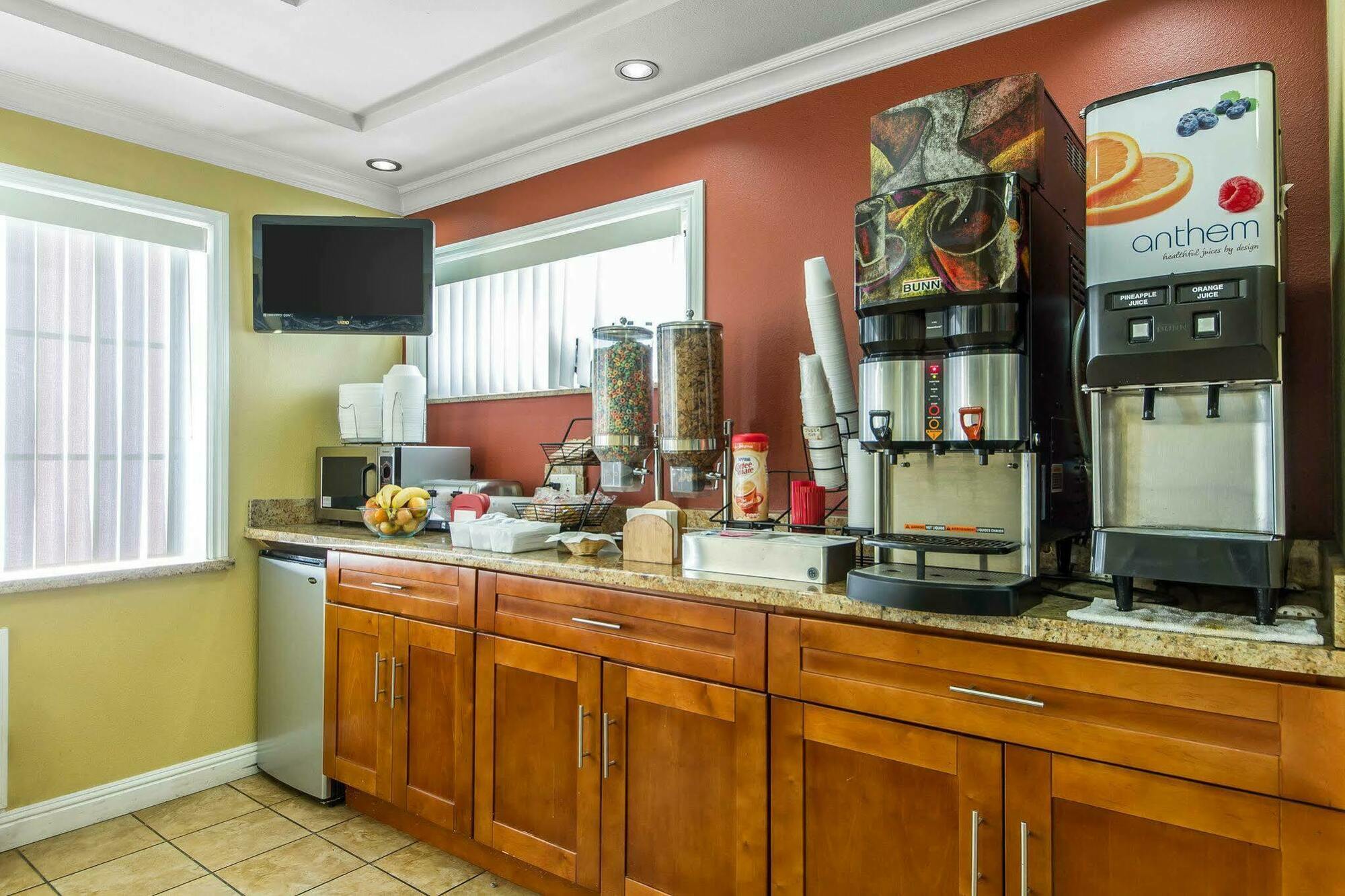 Rodeway Inn & Suites Near The Coliseum & Arena Oakland Buitenkant foto
